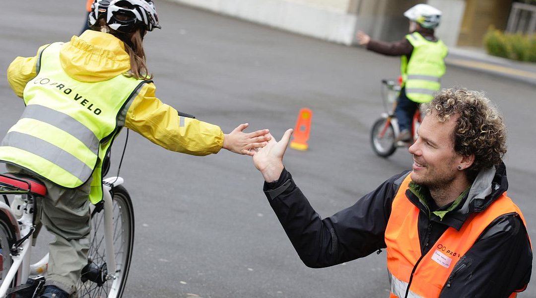 Cours de conduite à vélo en famille