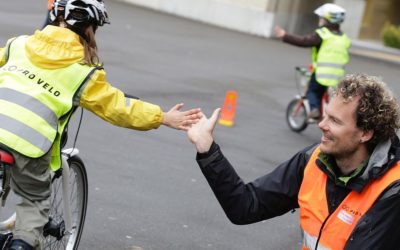 Cours de conduite à vélo en famille